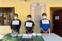 សមត្ថកិច្ចបង្ក្រាបជួញដូរគ្រឿងញៀនជាង៤គីឡូក្រាម ឆ្លងដែនពីឡាវចូលកម្ពុជាឃាត់ខ្លួនជនសង្ស័យចំនួន៣នាក់ ស្ថិតចំណុចចន្លោះបង្គោលព្រំដែនលេខ 034/1 ក្នុងភូមិអូរស្វាយ ឃុំអូរស្វាយ ស្រុកបុរីអូរស្វាយសែនជ័យ …